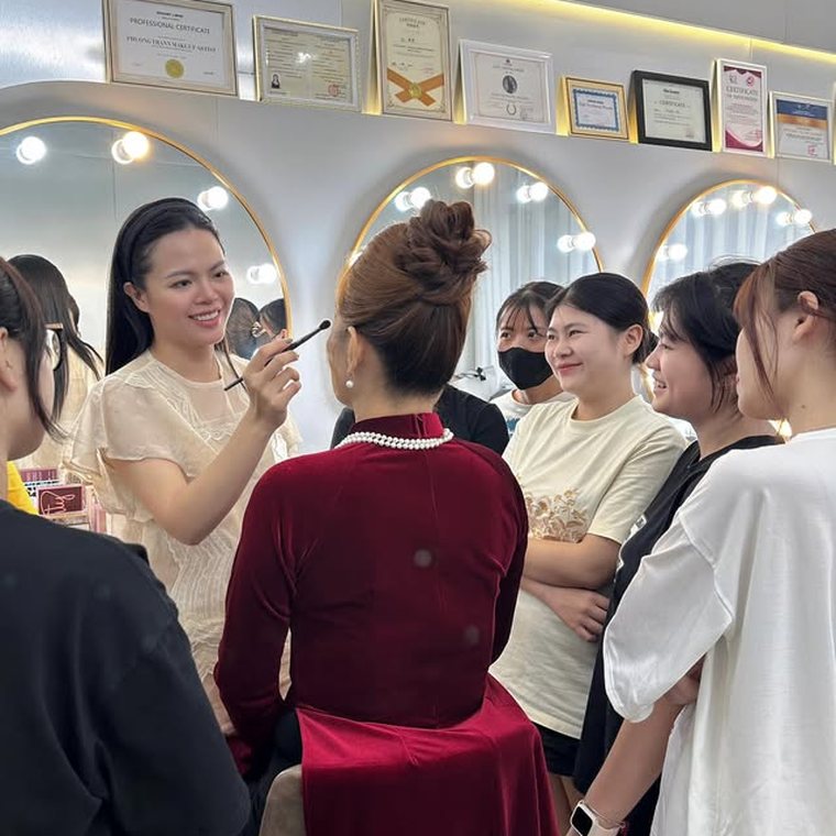 Buổi dạy nghề makeup trên khách thật tại CELLA MAKEUP ACADEMY
