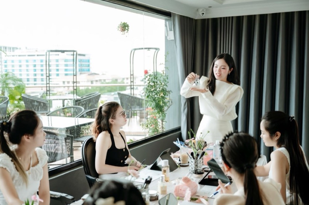 Lớp học nghề makeup tại CELLA MAKEUP ACADEMY